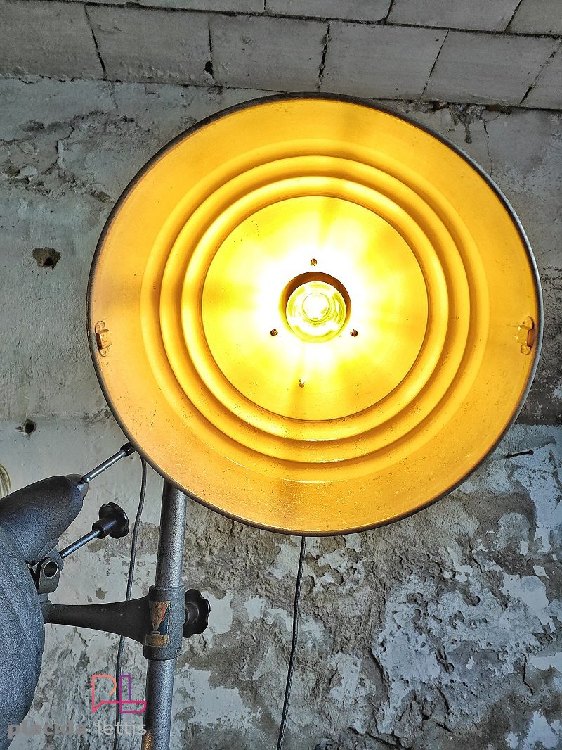 Lampada industriale IFF, nata per gli studi fotografici. – dettaglio 9