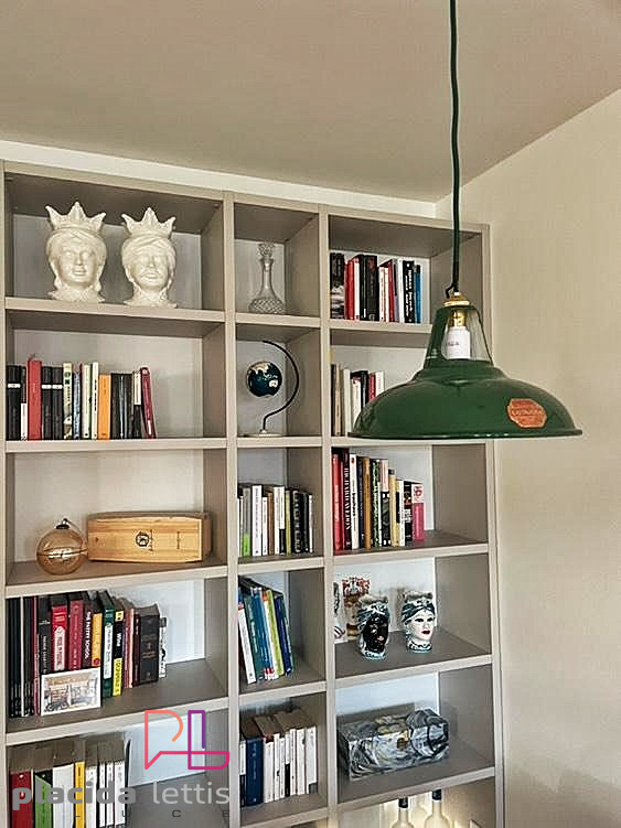 Ambientazione con lampada vintage originale restaurata da Placida Lettis Luce