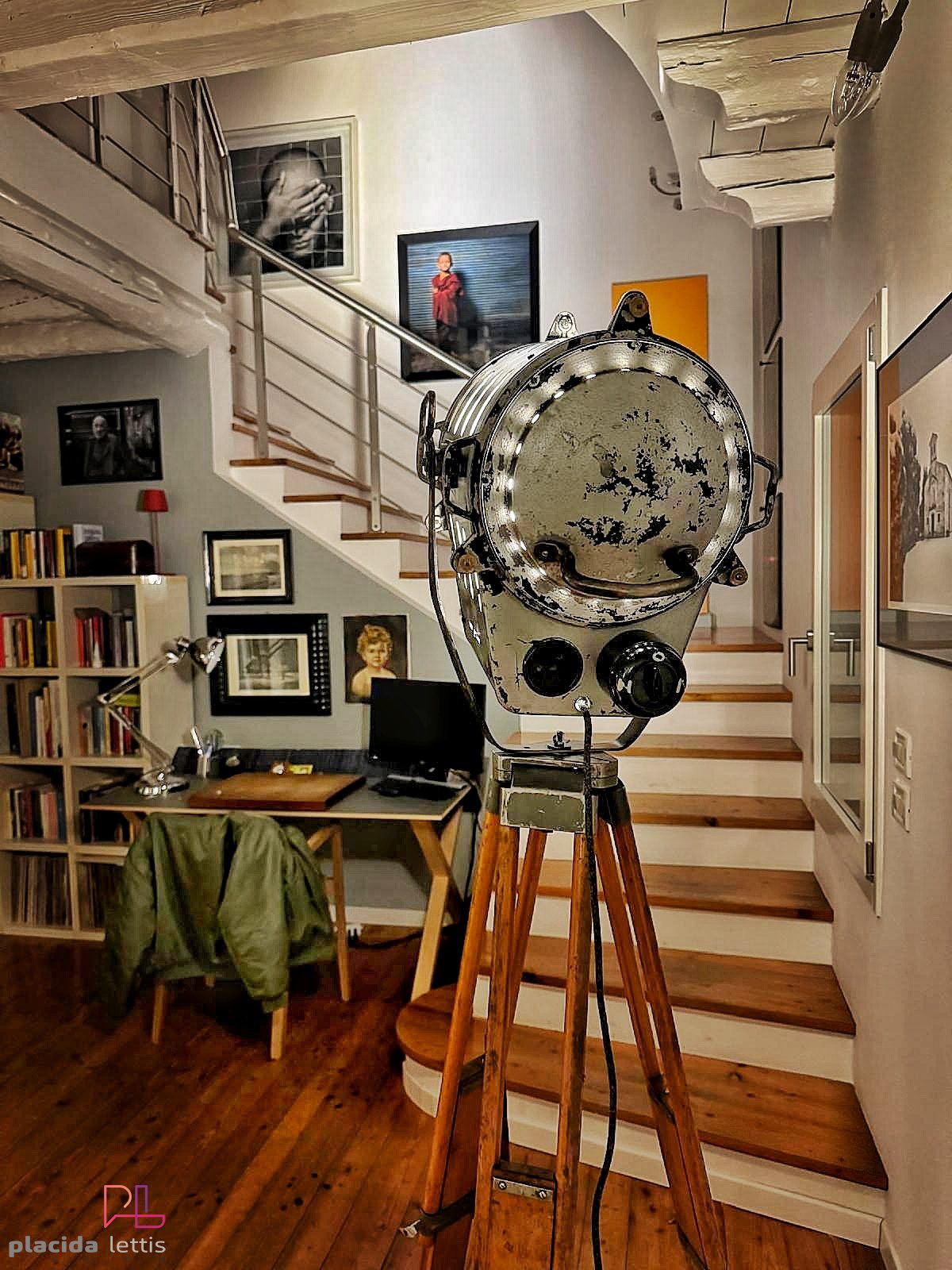 Ambientazione con lampada vintage originale restaurata da Placida Lettis Luce