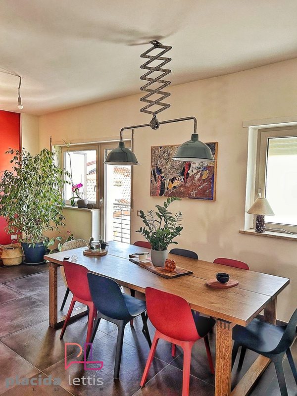 Ambientazione con lampada vintage originale restaurata da Placida Lettis Luce