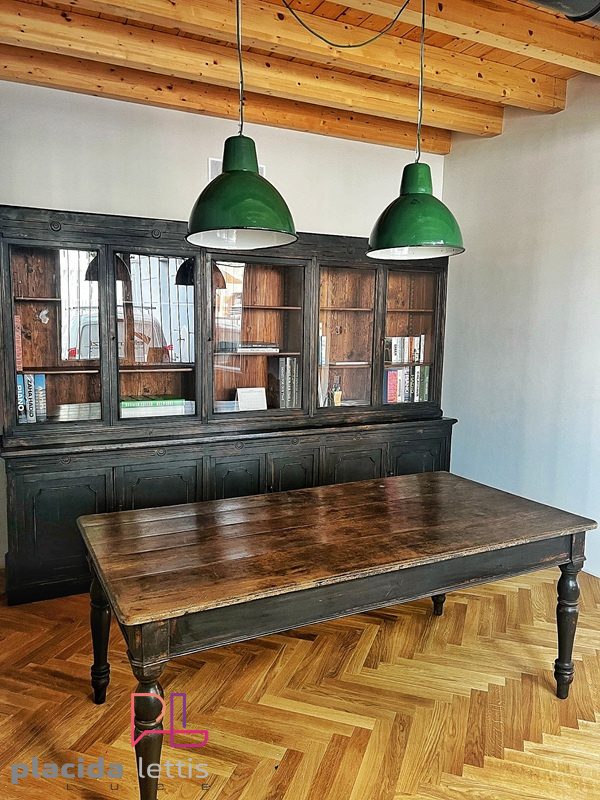 Ambientazione con lampada vintage originale restaurata da Placida Lettis Luce