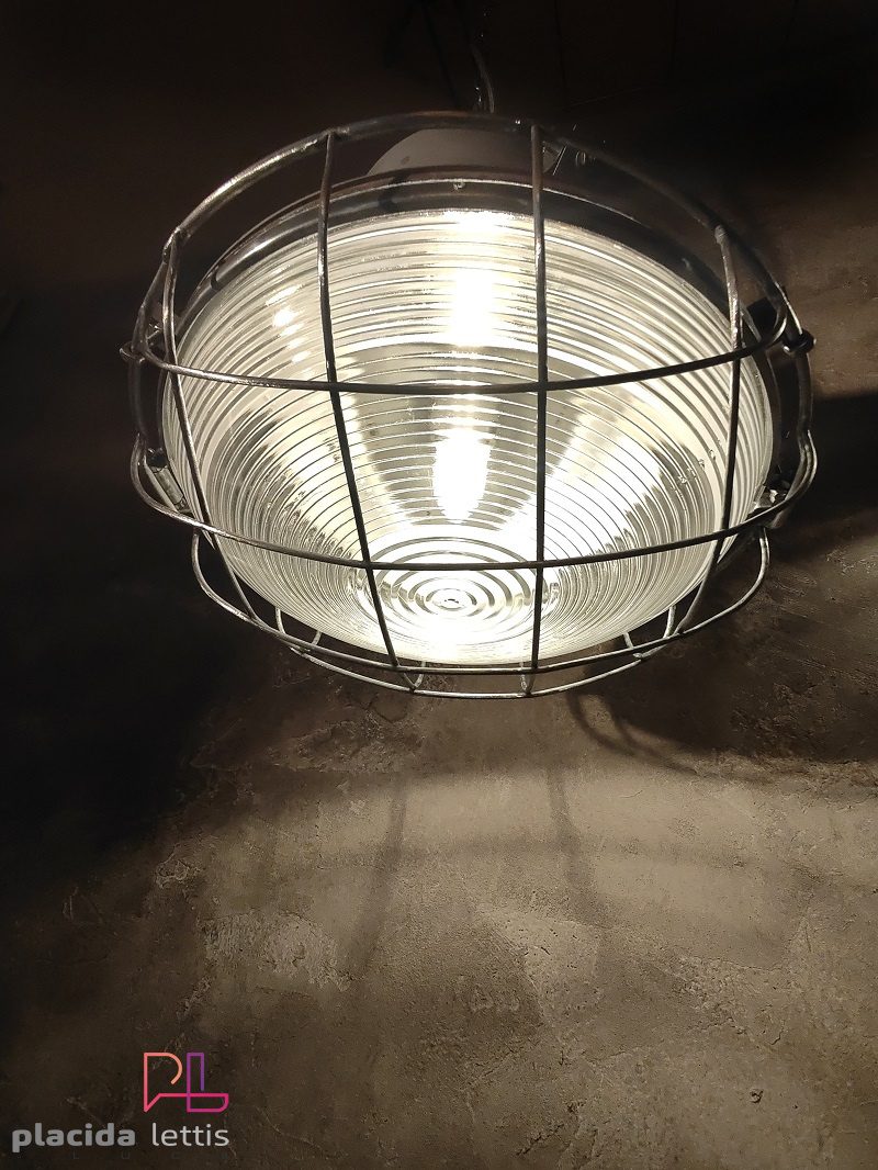 Lampada a sospensione vintage originale argento, vetro curvo e griglia – dettaglio 4