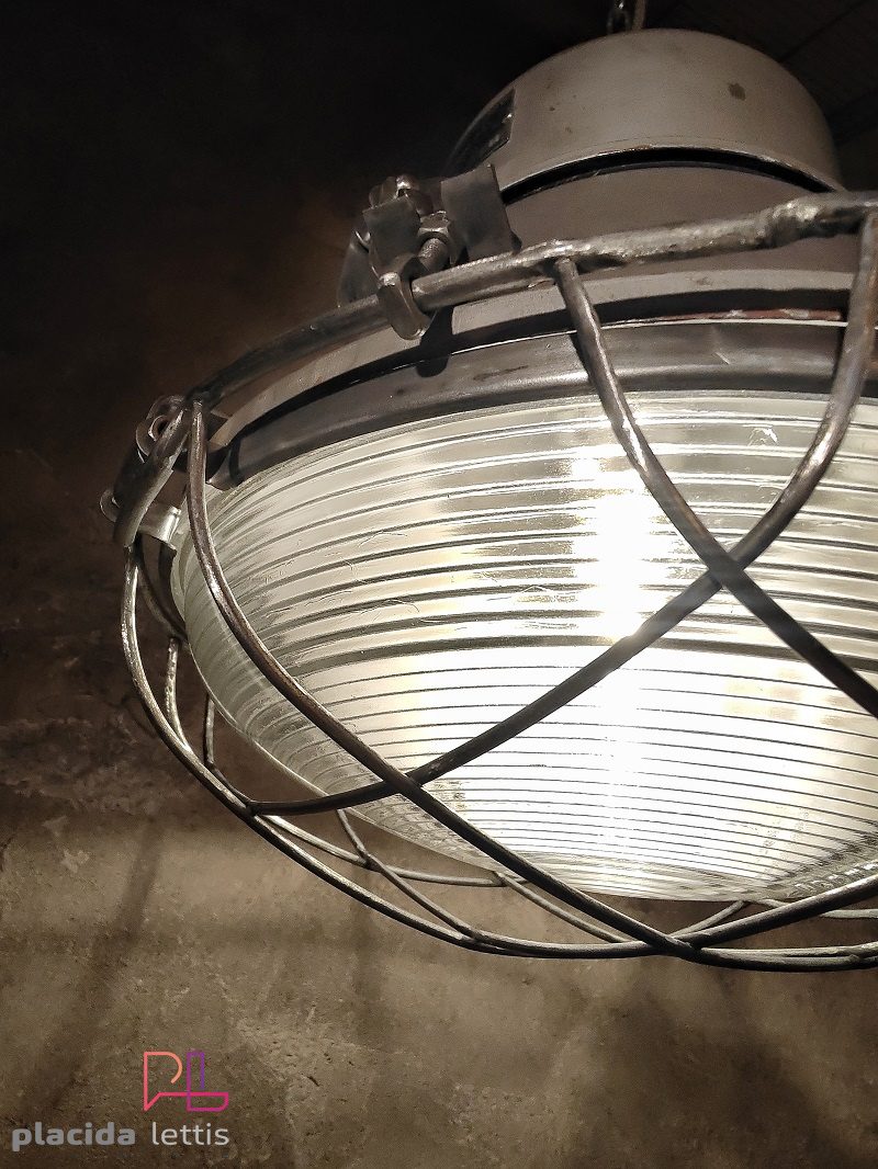 Lampada a sospensione vintage originale argento, vetro curvo e griglia – dettaglio 17