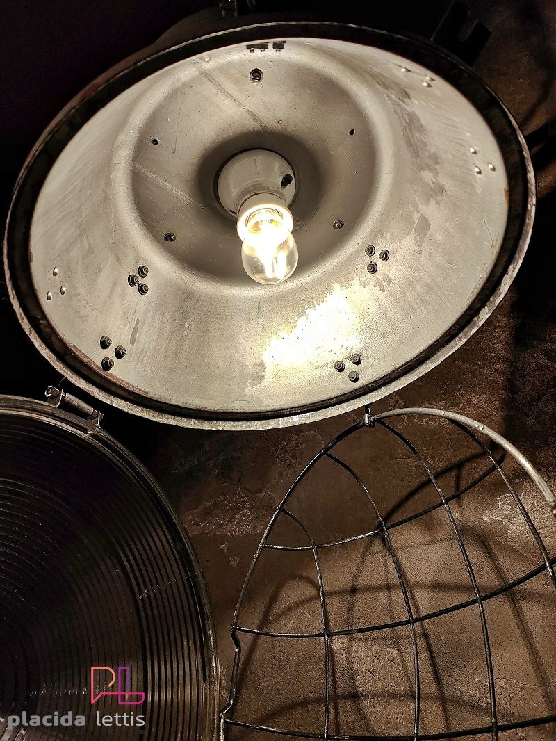 Lampada a sospensione vintage originale argento, vetro curvo e griglia – dettaglio 7