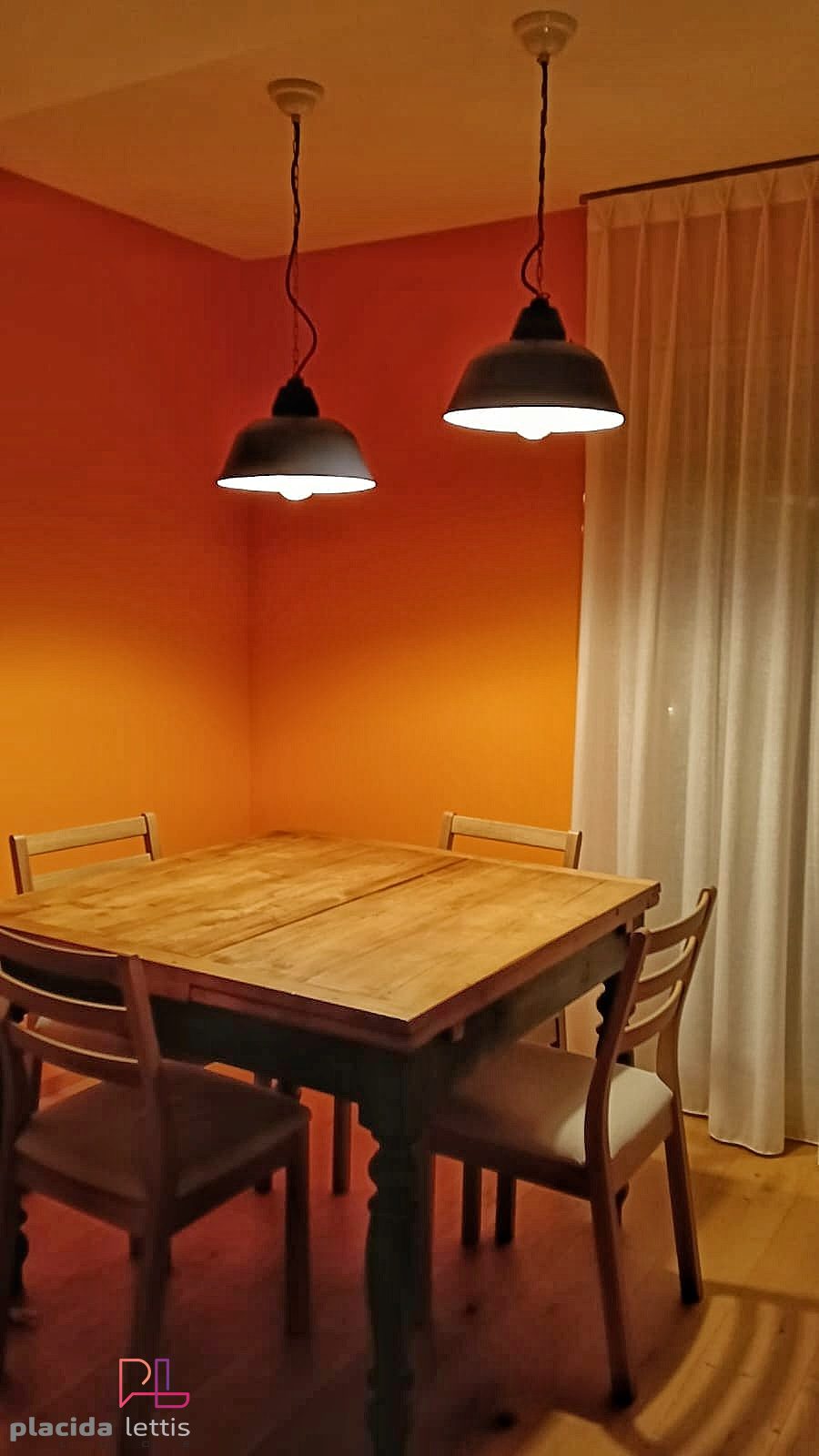 Ambientazione con lampada vintage originale restaurata da Placida Lettis Luce