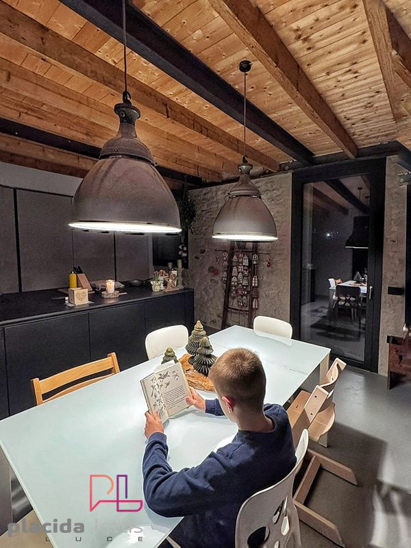 Ambientazione con lampada vintage originale restaurata da Placida Lettis Luce