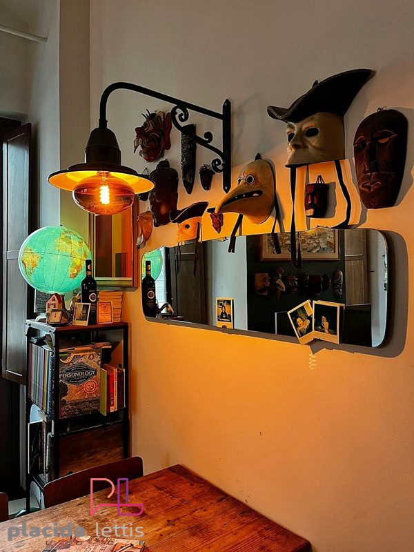 Ambientazione con lampada vintage originale restaurata da Placida Lettis Luce
