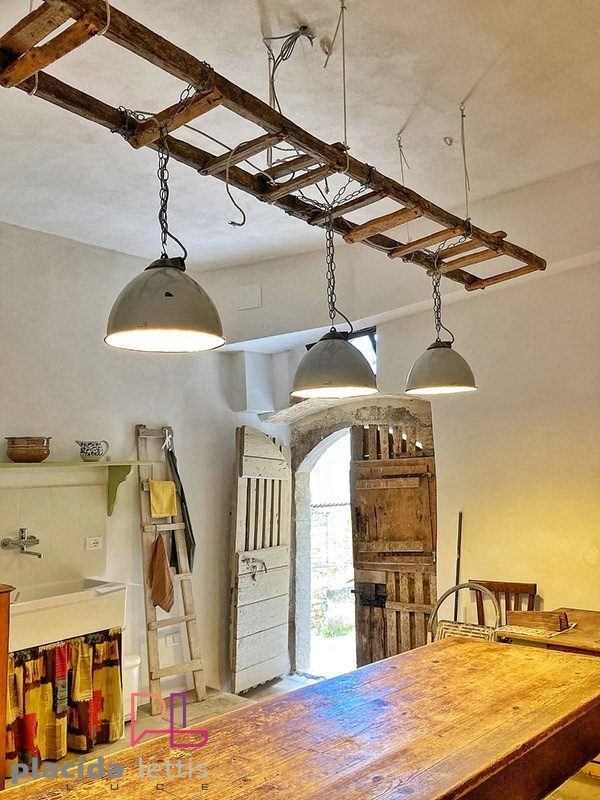 Ambientazione con lampada vintage originale restaurata da Placida Lettis Luce