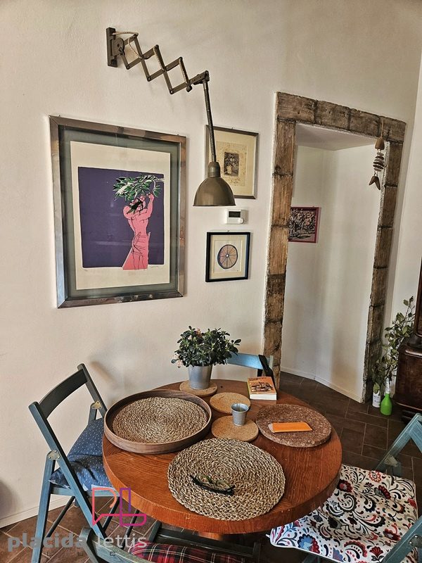 Ambientazione con lampada vintage originale restaurata da Placida Lettis Luce