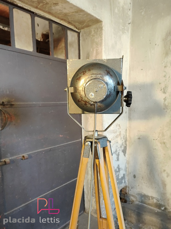 Faro da teatro vintage originale grigio martellato su cavalletto in legno – dettaglio 4
