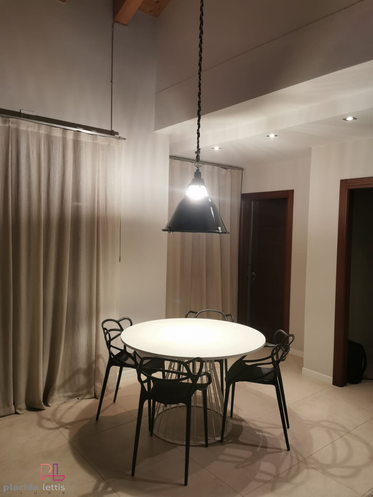 Ambientazione con lampada vintage originale restaurata da Placida Lettis Luce