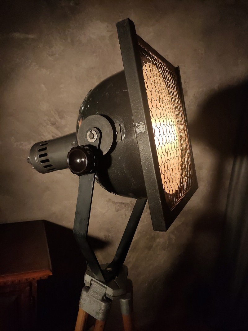 Una lampada industriale che ha uno spirito teatrale!