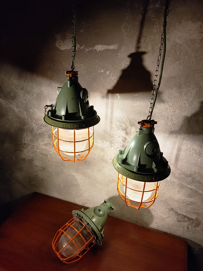 La produzione di questa lampada industriale risale agli anni 80, in ex unione sovietica