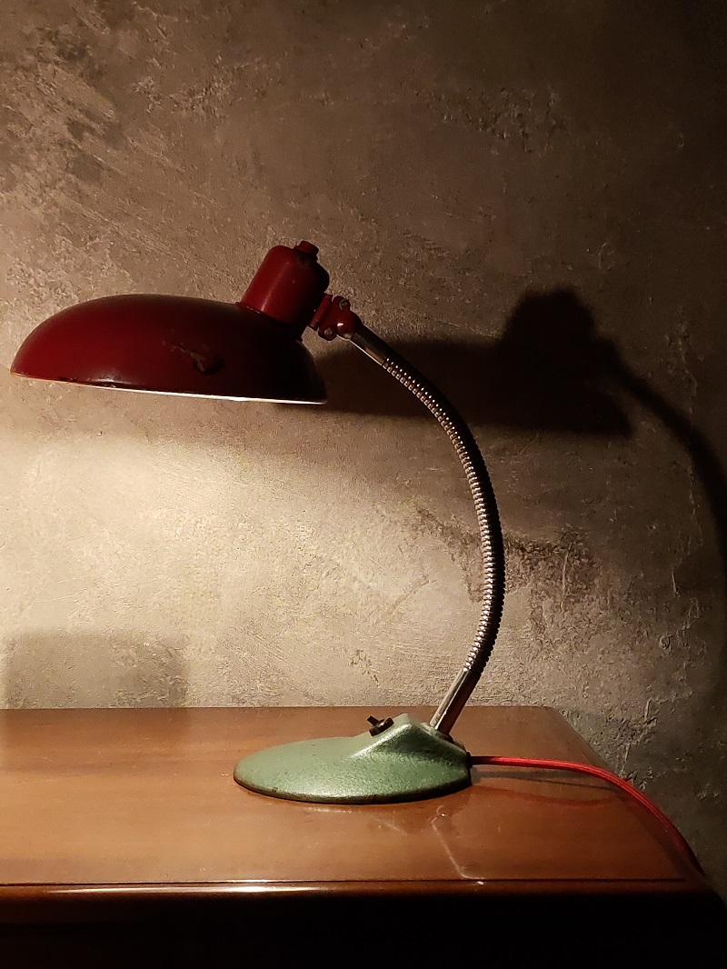 Lampada industriale da scrivania anni 60 - Colore rosso con base verde chiaro