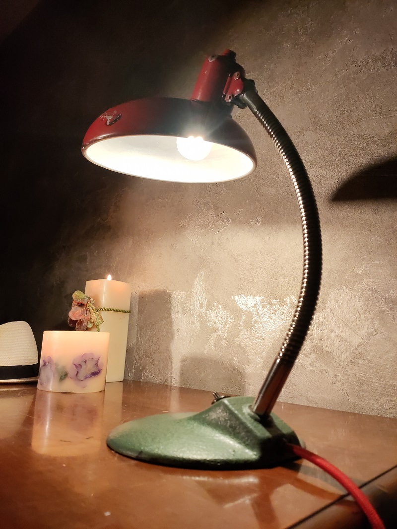 Lampada industriale da scrivania anni 60, prodotta in Ungheria
