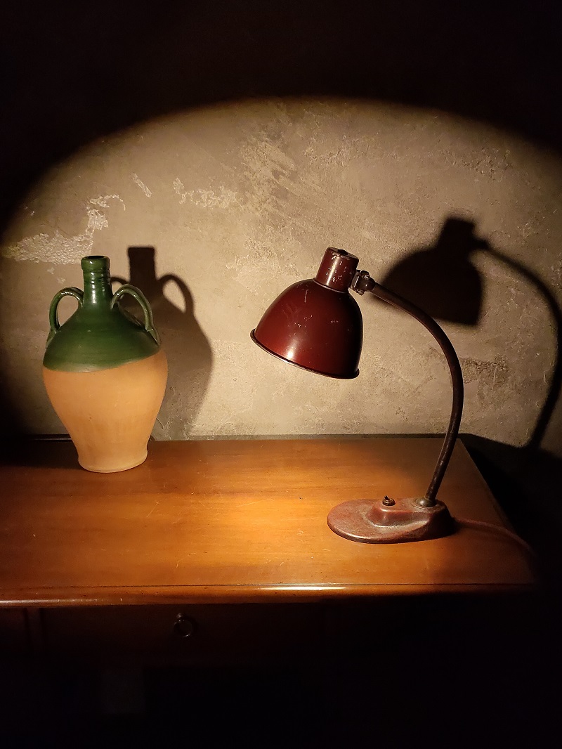 Una lampada industriale da scrivania ungherese, anni 60.