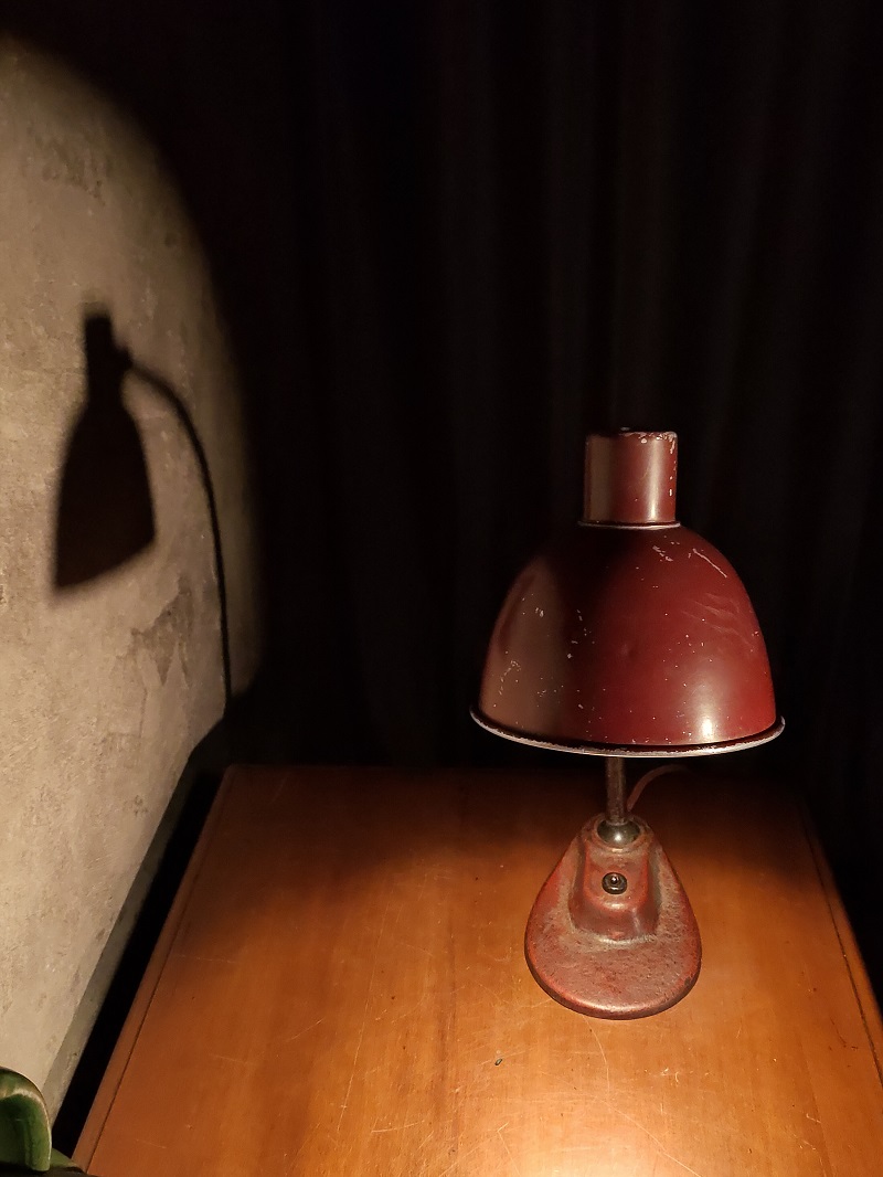 Una lampada industriale da scrivania ungherese, anni 60.