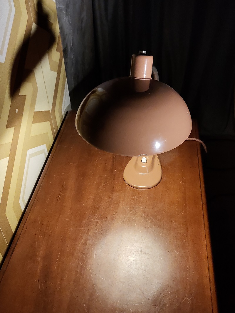 Una lampada industriale da scrivania ma di grande eleganza!