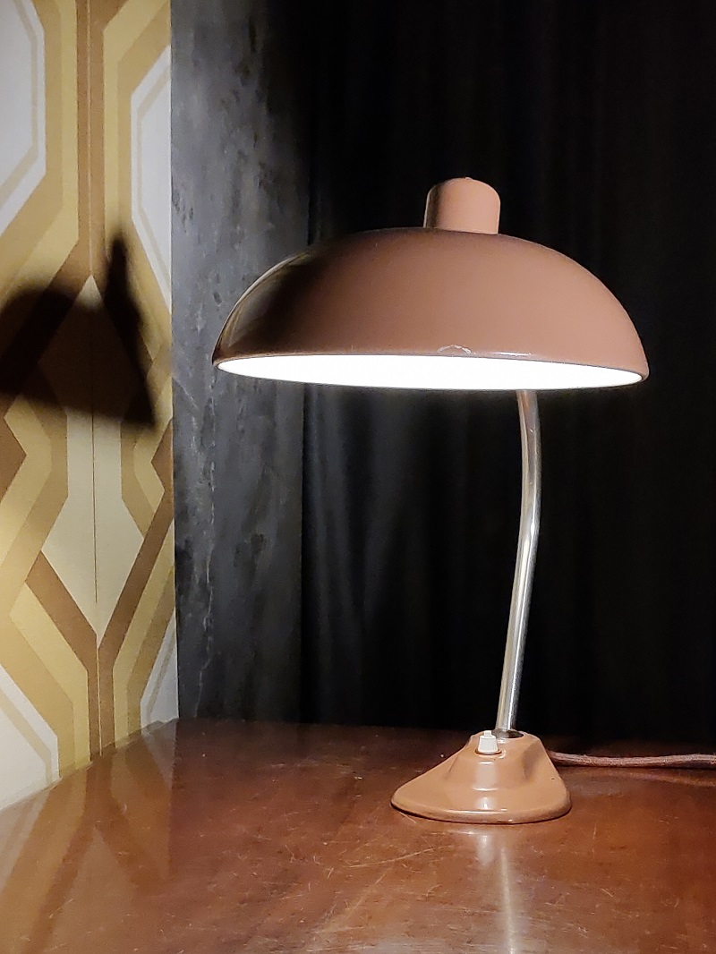 Una lampada industriale da scrivania ma di grande eleganza!