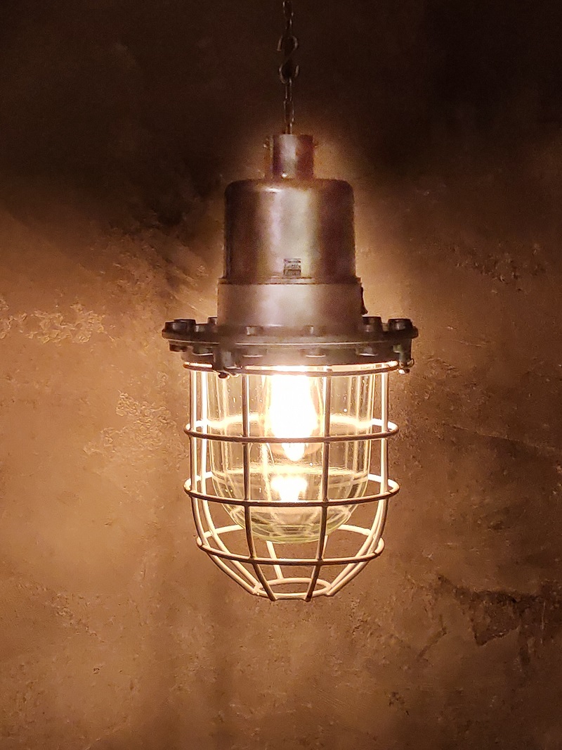 Bellissima e lucente lampada industriale da bunker