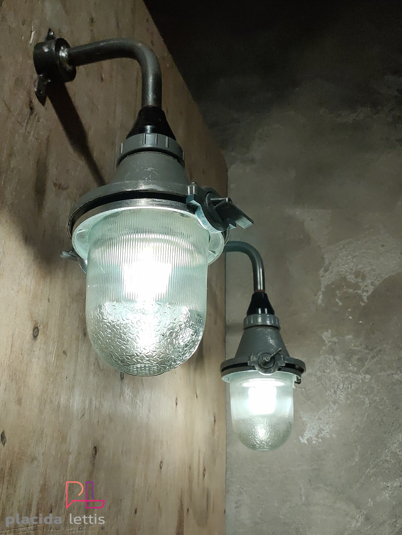 Piccole lampade industriali da parete, con vetro.