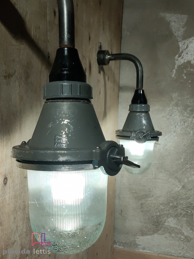 Piccole lampade industriali da parete, con vetro.