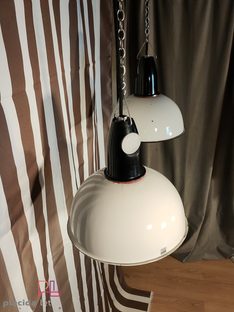 Eleganti lampade industriali, bianche e nere