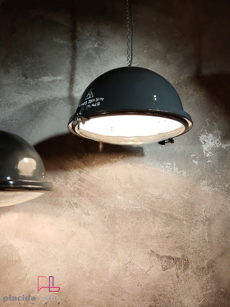Due perfette mezze sfere, lampade industriali sorprendenti!
