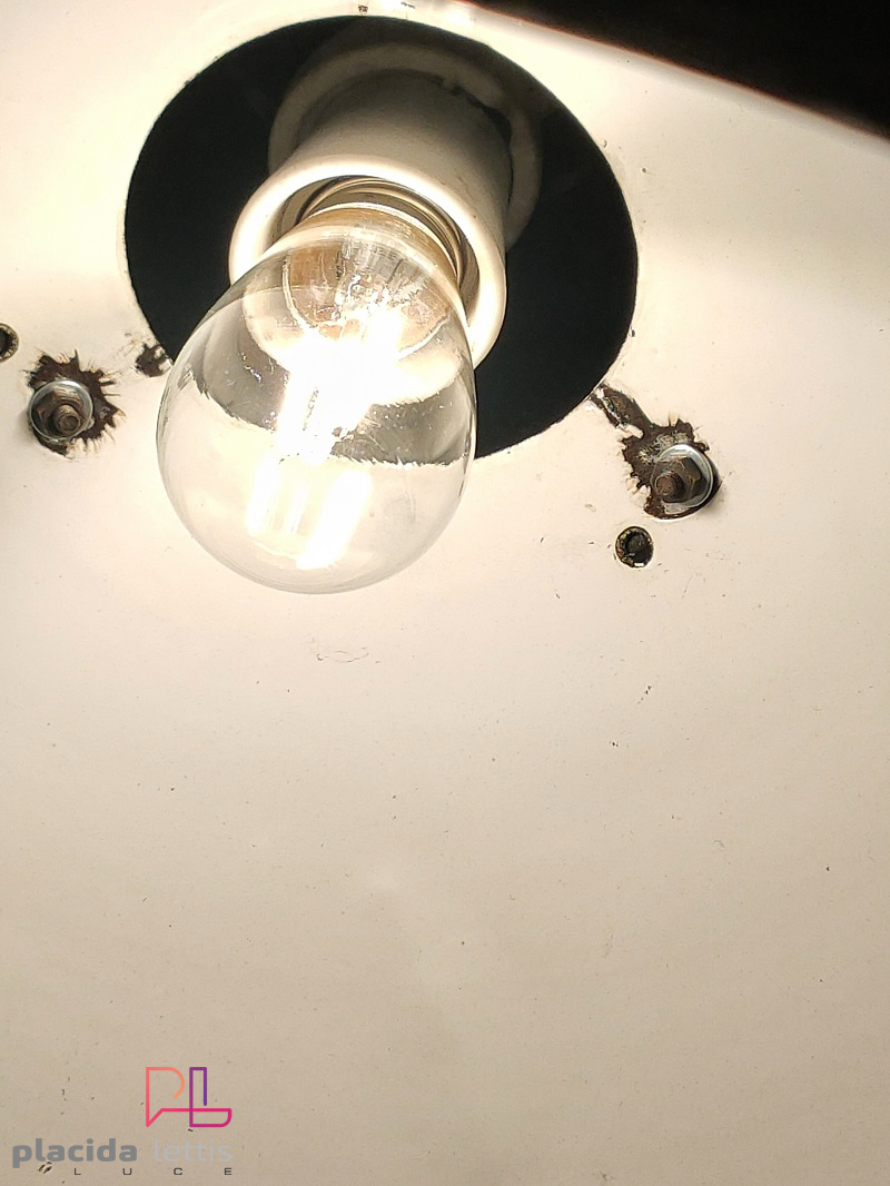 Il design Bauhaus, in una lampada industriale di medie dimensioni