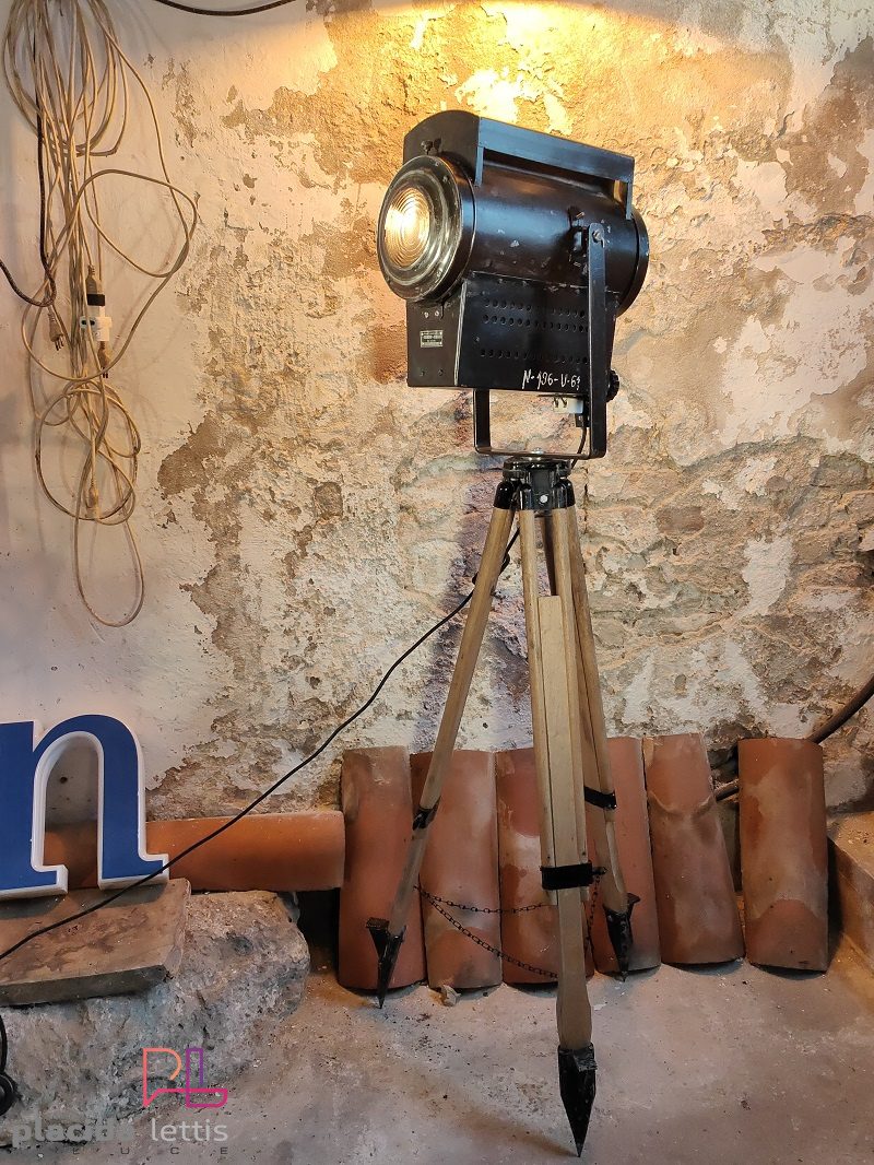 Riflettore teatrale vintage originale squadrato con vetrino rosso – dettaglio 3