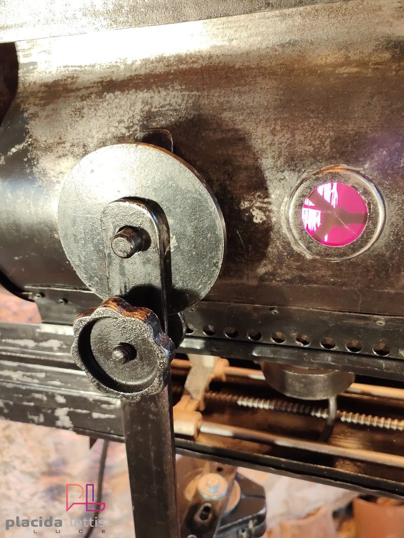 Riflettore teatrale vintage originale squadrato con vetrino rosso – dettaglio 8