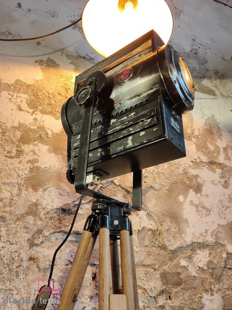 Riflettore teatrale vintage originale squadrato con vetrino rosso – dettaglio 10
