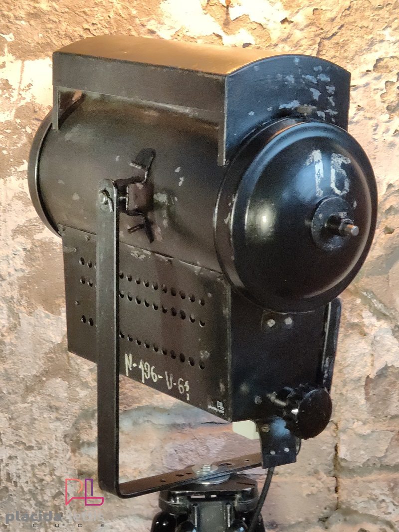 Riflettore teatrale vintage originale squadrato con vetrino rosso – dettaglio 2