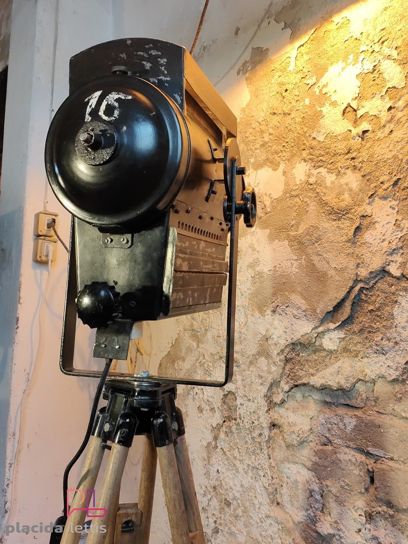 Riflettore teatrale vintage originale squadrato con vetrino rosso – dettaglio 15
