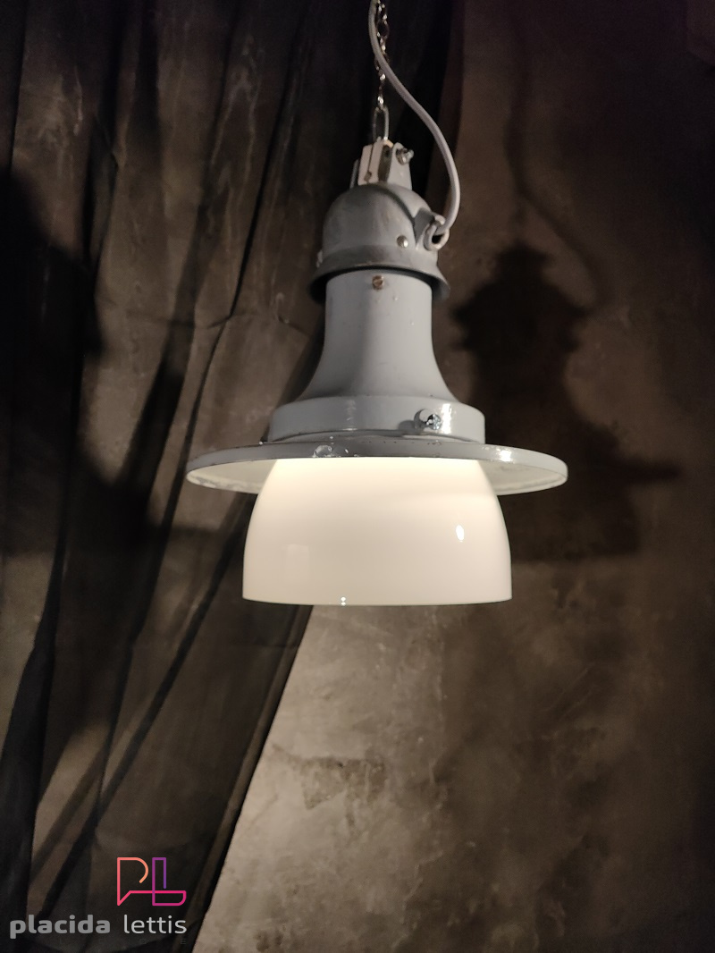 Lampada a sospensione vintage originale con vetro opalino, Verona anni '50 – dettaglio 6