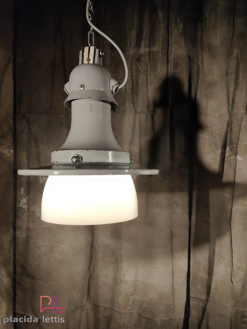 Lampada a sospensione vintage originale con vetro opalino, Verona anni '50 – dettaglio 8