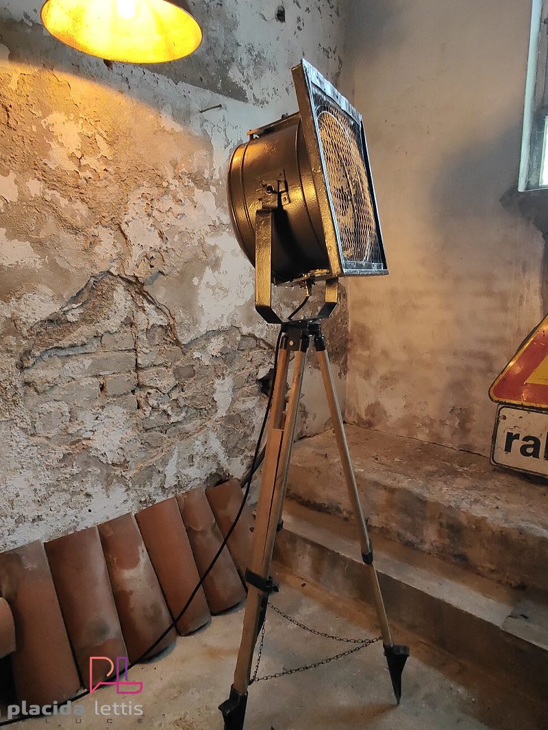 Faro da teatro vintage originale nero martellato con ottone, Italia – dettaglio 4