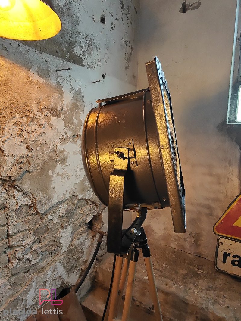 Faro da teatro vintage originale nero martellato con ottone, Italia – dettaglio 6