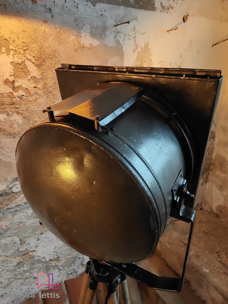 Faro da teatro vintage originale nero martellato con ottone, Italia – dettaglio 7