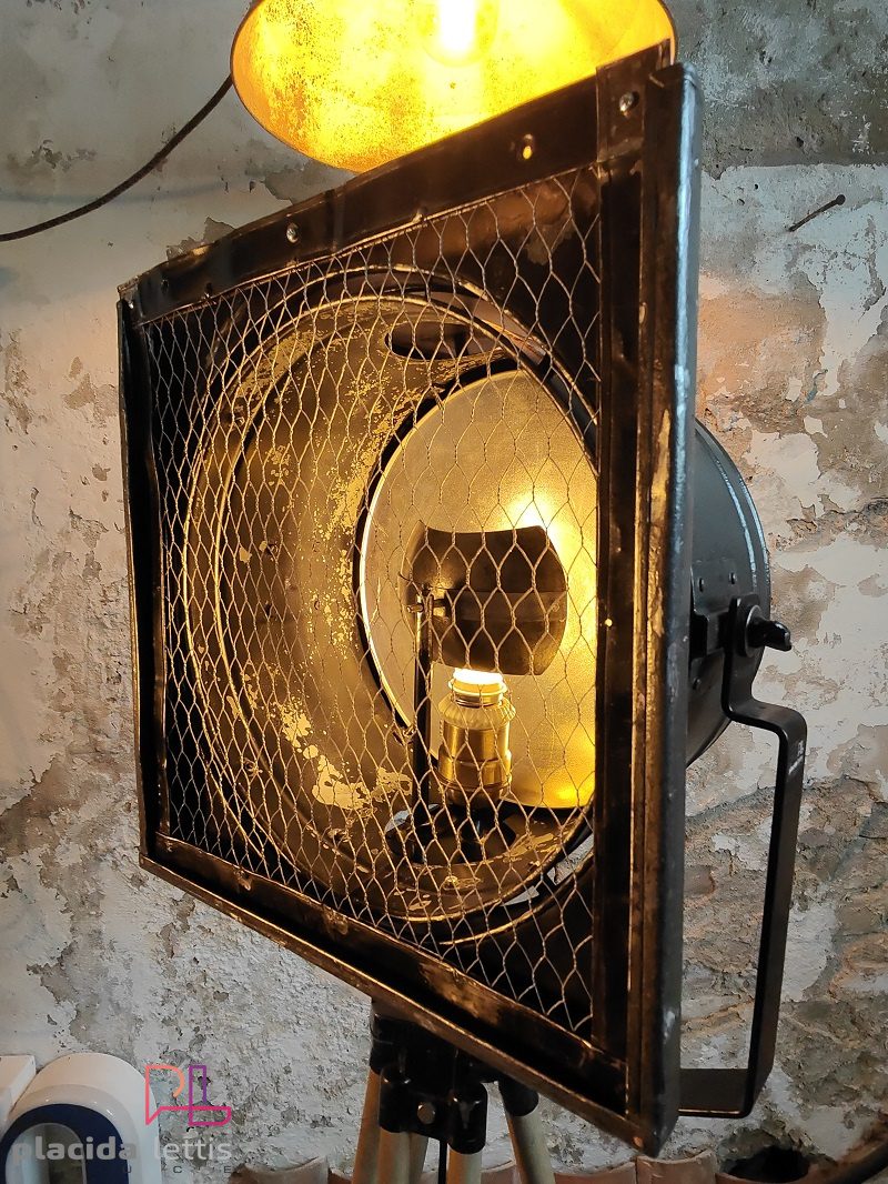 Faro da teatro vintage originale nero martellato con ottone, Italia – dettaglio 8