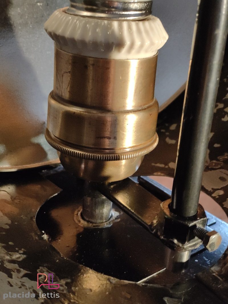 Faro da teatro vintage originale nero martellato con ottone, Italia – dettaglio 19
