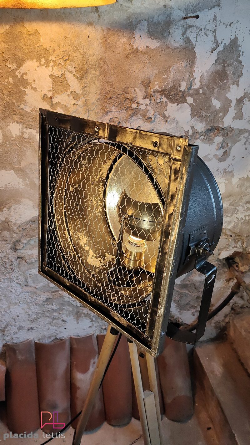 Faro da teatro vintage originale nero martellato con ottone, Italia – dettaglio 5