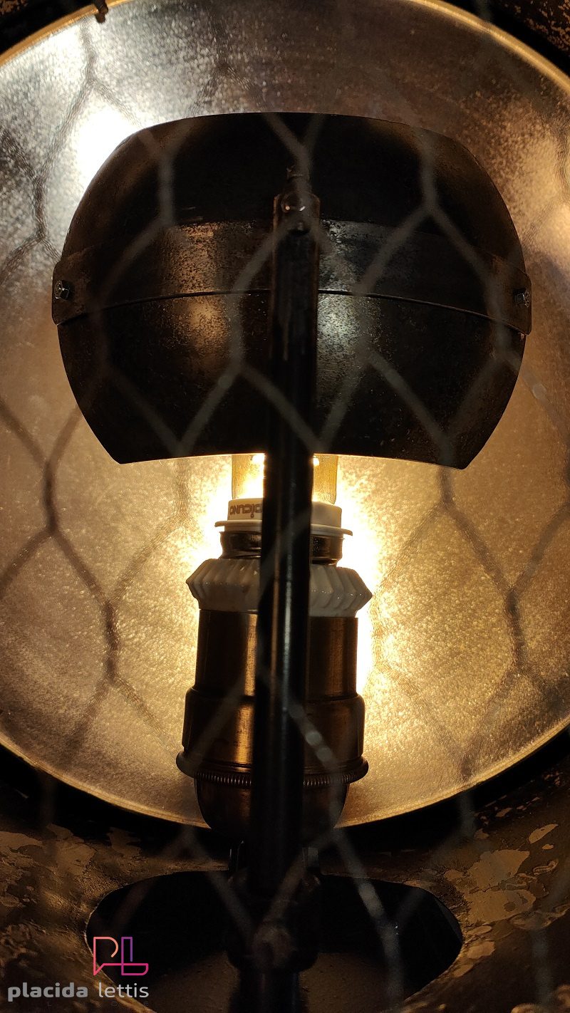 Faro da teatro vintage originale nero martellato con ottone, Italia – dettaglio 18