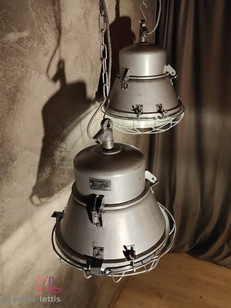 Lampada a sospensione vintage originale argento, vetro curvo e griglia – dettaglio 9