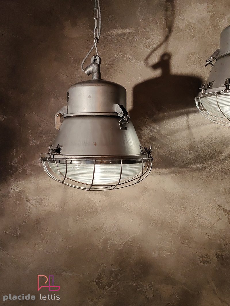 Lampada a sospensione vintage originale argento, vetro curvo e griglia – dettaglio 6