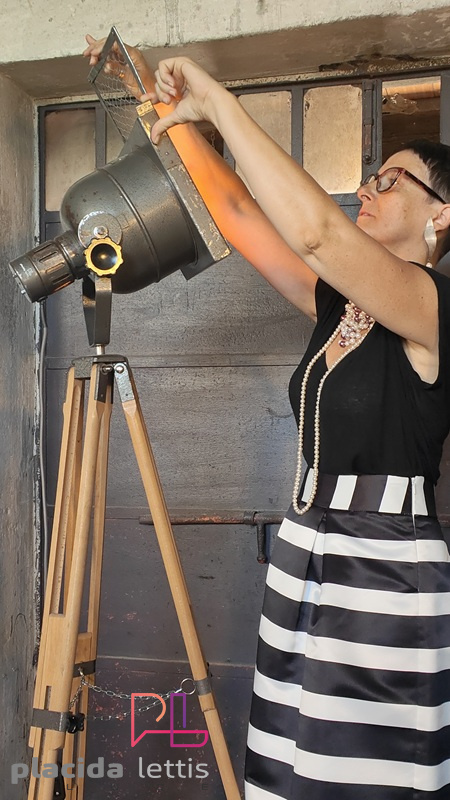 Faro da teatro vintage originale grigio martellato su cavalletto in legno – dettaglio 6