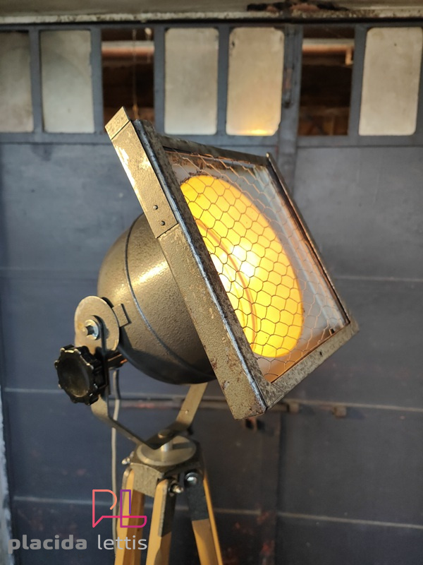 Faro da teatro vintage originale grigio martellato su cavalletto in legno – dettaglio 7