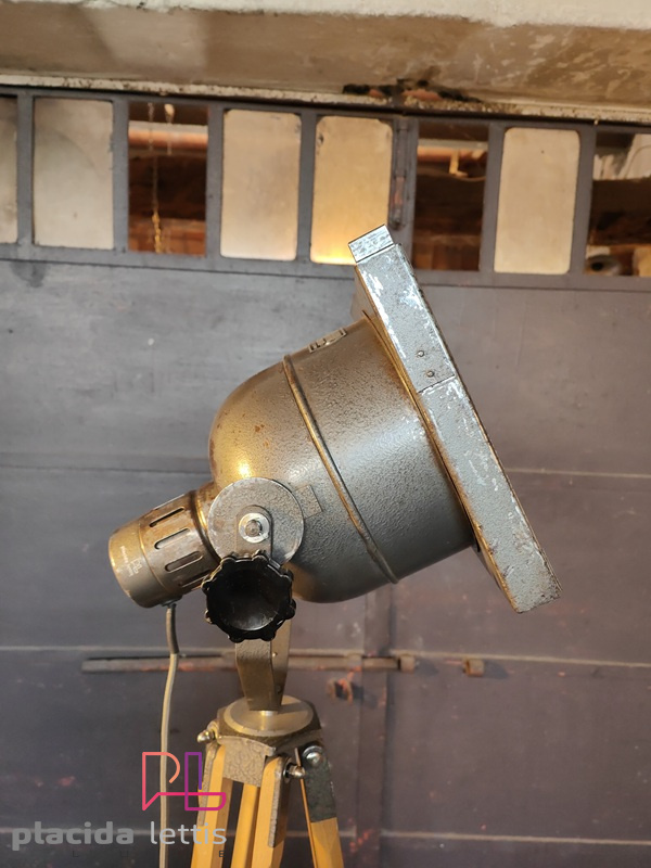 Faro da teatro vintage originale grigio martellato su cavalletto in legno – dettaglio 8