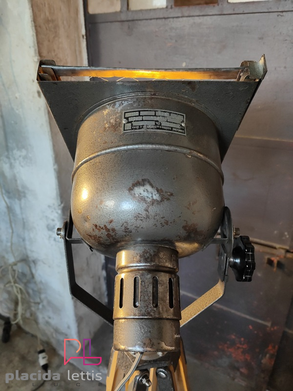 Faro da teatro vintage originale grigio martellato su cavalletto in legno – dettaglio 9