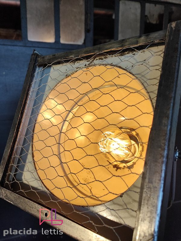 Faro da teatro vintage originale grigio martellato su cavalletto in legno – dettaglio 10